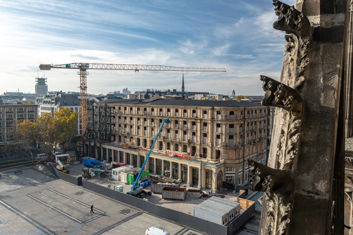 Abbrucharbeiten mit Teleskopbühne am Dom-Hotel in Köln